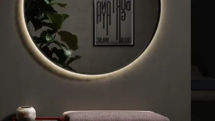 Specchio Astrid con cornice in laccato ossidato retroilluminata di Novamobili