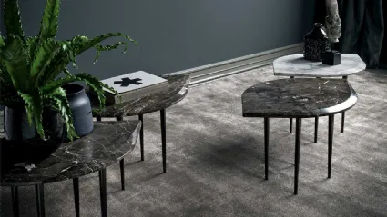 Tavolino dalla forma originale Chio con piano in marmo e base in metallo di Bodema