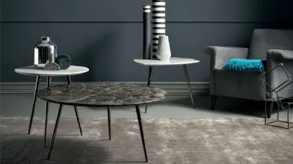 Tavolini Cinquanta con top in marmo e base in metallo di Bodema