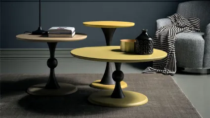 Tavolino rotondo Clessidra con piano in legno o colorato e colonna-scultura tornita in massello di frassino tinto di Bodema