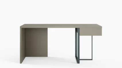 Scrittoio free standing Desk in laccato opaco con gambe in metallo di Novamobili