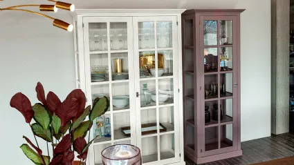 Mobile Contenitore English in legno massello di Rovere laccato con ante in vetro di Devina Nais