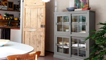 Dispensa Vetrina English in Rovere massello laccato con ante in vetro di Devina Nais