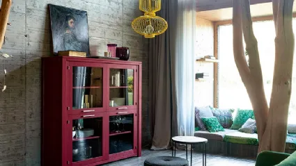Dispensa Vetrina Holand in Rovere massello laccato con ante in vetro di Devina Nais
