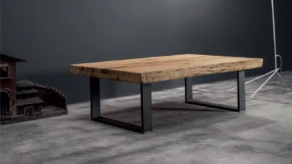 Tavolino Master in legno massello di Rovere con gambe in ferro di Devina Nais