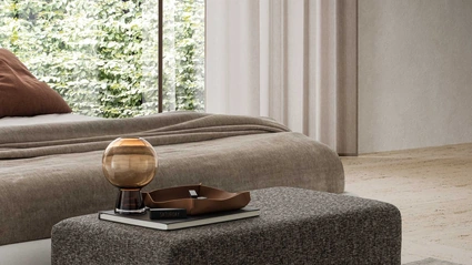 Pouf Eline in tessuto con piedini in metallo di Le Comfort