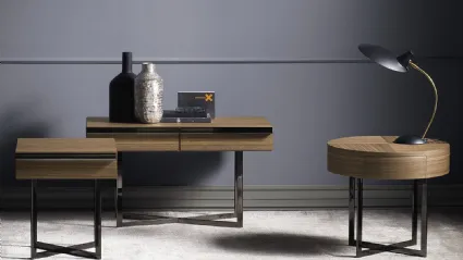 Tavolino Profile Drawers in legno di noce canaletto impiallacciato e base in metallo di Bodema