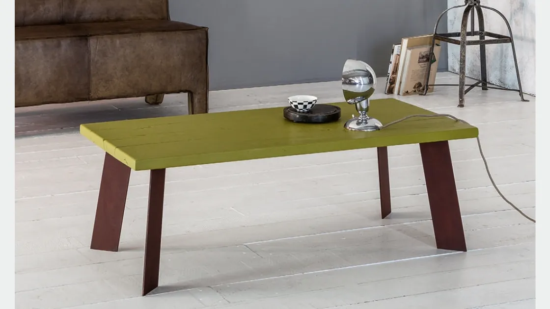 Tavolino Smart in legno massello di Rovere laccato Verde con gambe in ferro di Devina Nais