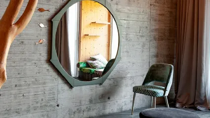 Specchio Colibri con cornice in legno di Rovere di Devina Nais