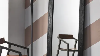 Specchio Elephant con cornice in legno massello di Rovere laccato Nero di Devina Nais