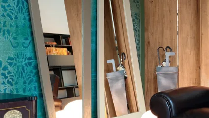 Specchio Trapezio con cornice in legno di Devina Nais