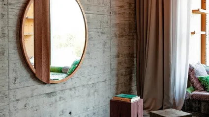 Specchio Zero 16 Rotondo con cornice e decorazione i Rovere massello di Devina Nais