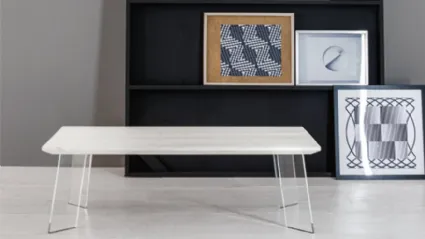 Tavolino Swing con top in Rovere massello e gambe in vetro trasparente di Devina Nais