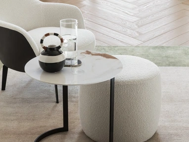 Tavolino Edgar con top in gres Calacatta e base in metallo di Le Comfort