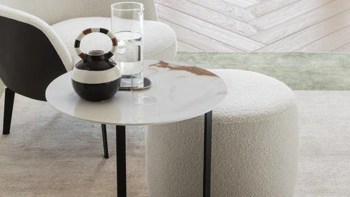 Tavolino Edgar con top in gres Calacatta e base in metallo di Le Comfort