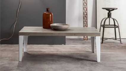 Tavolino Wood in legno di Rovere massello con gambe in ferro laccato Bianco di Devina Nais