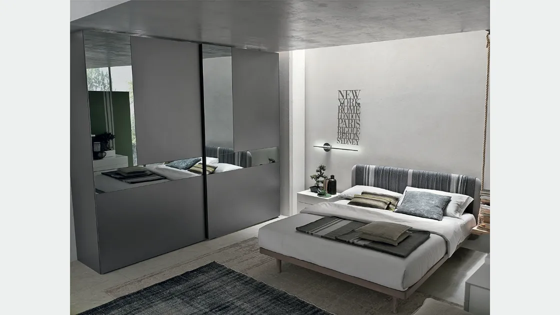 Armadio Cristal in laccato opaco antracite con ante specchio grigio e grigio satinato di Tomasella