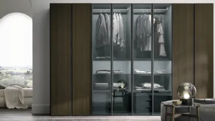 Armadio Metropolis in materico rovere termocotto con ante in materico rovere termocotto e vetro fumé 363 di Tomasella