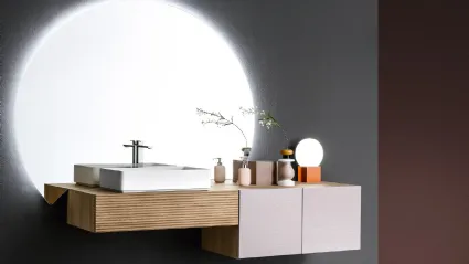 Mobile da Bagno sospeso Composizione B06 in legno di Rovere massello naturale e laccato di Devina Nais