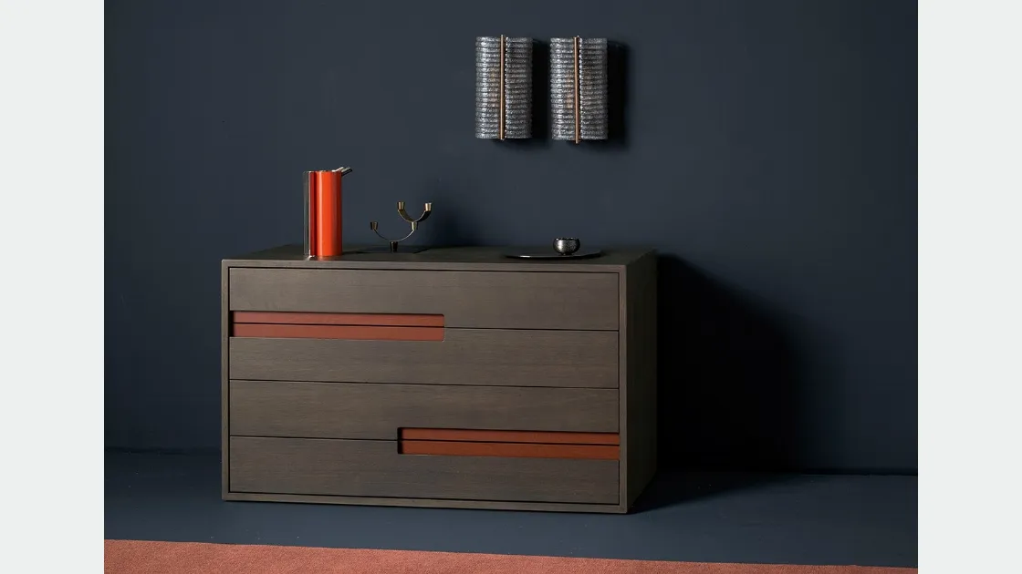 Comò Ergo in legno di Rovere dai toni scuri di Devina Nais