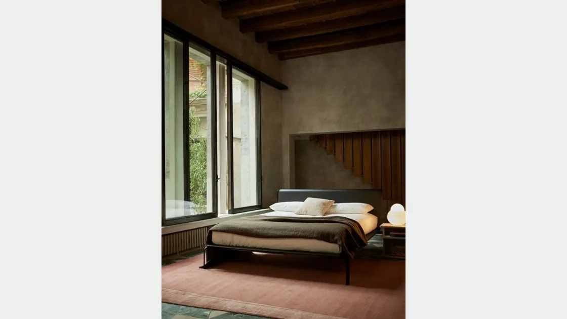 Letto in legno con testiera rivestita in pelle Bend-e-Wood di Bolzan Letti