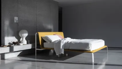 Letto minimal ed elegante con testiera in tessuto e struttura in metallo Bend di Bolzan Letti