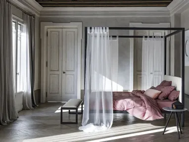 Letto a baldacchino con struttura in legno di frassino massello e testiera rivestita in tessuto Ceylon di Bolzan Letti