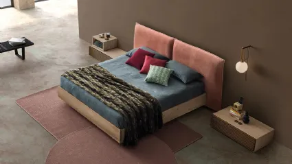 Letto con testiera in tessuto imbottito e box contenitore in Rovere massello Chloè Bold di Devina Nais