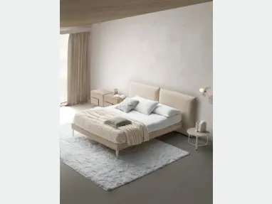 Letto con testiera in tessuto imbottito e giroletto in Rovere Chloè Nordico di Devina Nais