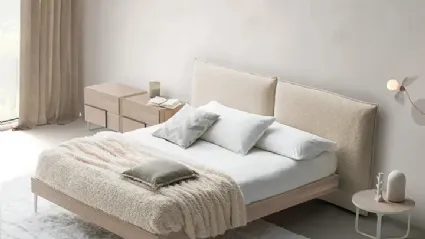 Letto con testiera in tessuto imbottito e giroletto in Rovere Chloè Nordico di Devina Nais