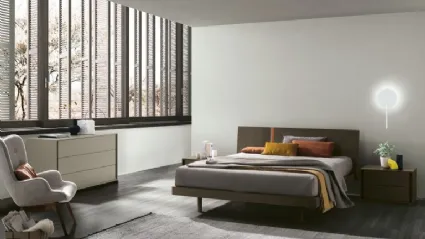 Letto con testiera Ken in materico rovere moka di Tomasella