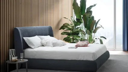 Letto rivestito in tessuto con testiera tondeggiante e avvolgente Leaf di Devina Nais