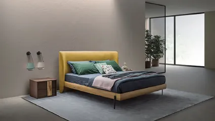 Letto con testiera tondeggiante in tessuto imbottito e giroletto in Rovere massello Leaf Elegance di Devina Nais