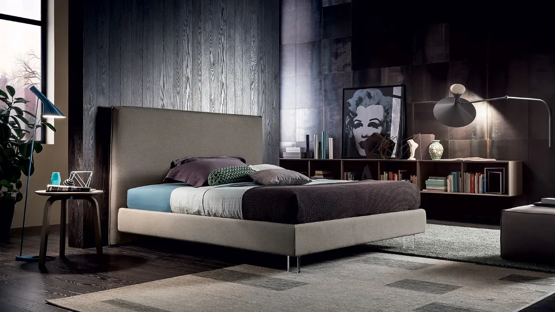 Letto in tessuto con testiera e piedini in plexiglass Miller di Felis