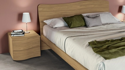 Letto finitura Matwood Honey con testiera dalla forma curvata Paco di SantaLucia