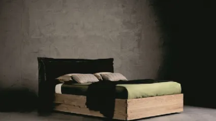 Letto matrimoniale in legno con testiera in tessuto Pegaso di Alta Corte