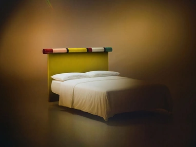 Letto Rosary con testiera in tessuto e laccato lucido di Bolzan Letti