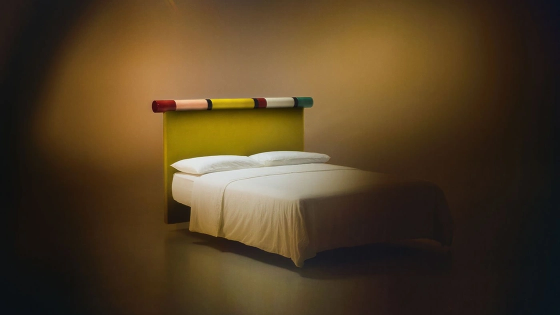 Letto Rosary con testiera in tessuto e laccato lucido di Bolzan Letti