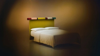 Letto Rosary con testiera in tessuto e laccato lucido di Bolzan Letti