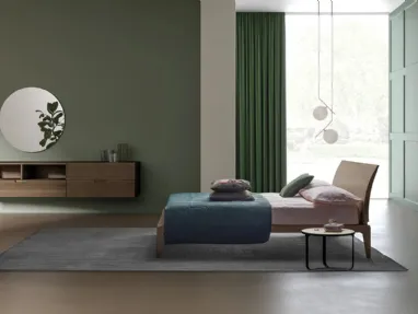 Letto in legno massello di Rovere finitura Tabacco con testiera curva Shark di Devina Nais
