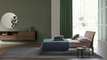 Letto in legno massello di Rovere finitura Tabacco con testiera curva Shark di Devina Nais