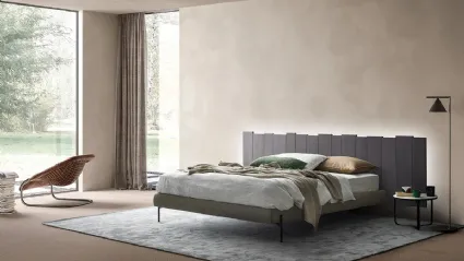 Letto con testiera in Rovere massello sospesa e giroletto in tessuto imbottito Urban Ranch Soft di Devina Nais