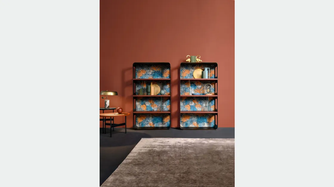 Libreria Academy con struttura in ferro, ripiani in legno e schienale rivestito in tessuto floreale di Devina Nais