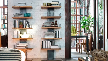 Libreria componibile Infinity con struttura in ferro e ripiani in Rovere massello di Devina Nais