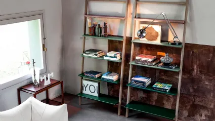 Libreria a muro Klass in Rovere massello con ripiani laccati di Devina Nais