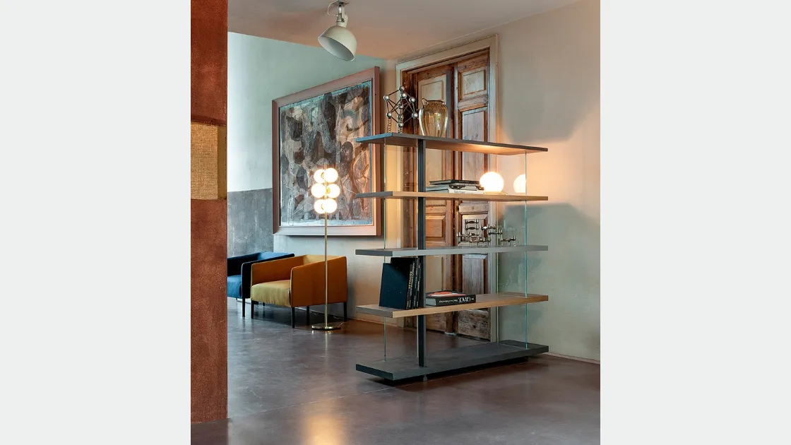Libreria Zero 16 in legno massello di Rovere con schienale in vetro trasparente di Devina Nais