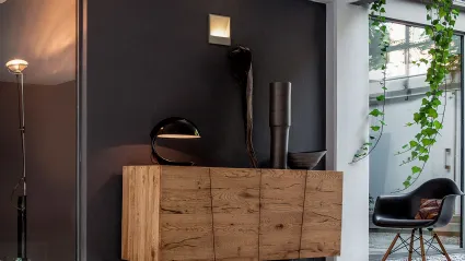 Madia Unika 01 in legno massello di Rovere con piedi trasparenti di Devina Nais
