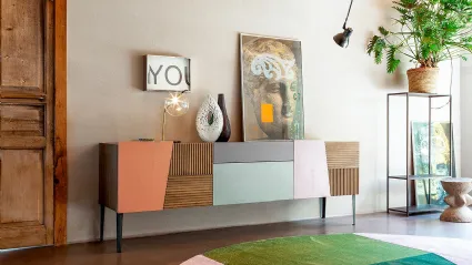 Madia Zero16 Creativa formata da pannelli in legno con varie finiture di Devina Nais