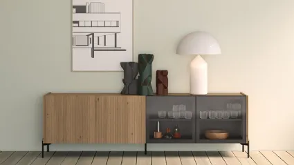 Madia Zero22 in legno cannettato di Rovere massello con due ante in vetro di Devina Nais