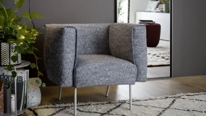 Poltroncina Onni in tessuto imbottito di Novamobili